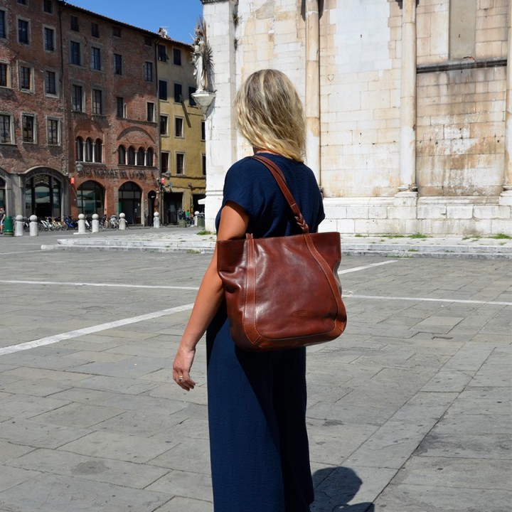 Borsa in pelle bovina conciata al vegetale, made in Italy.