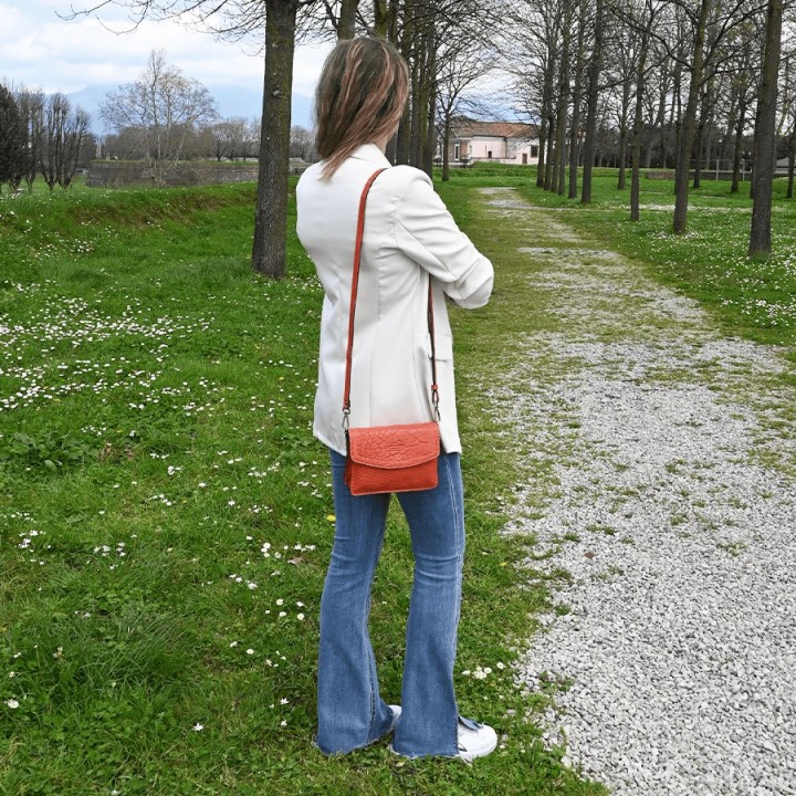 Borsa fatta a mano in pelle conciata al vegetale, made in Italy