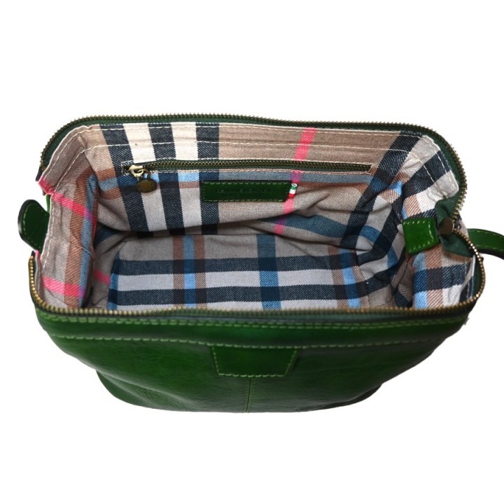 Handcrafted leather beauty case, made in Italy.